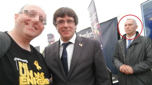 El antiguo sargento de los Mossos Lluís Escolà, cerca de Puigdemont en Escocia.