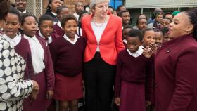 Theresa May en su visita a un colegio de Sudáfrica.