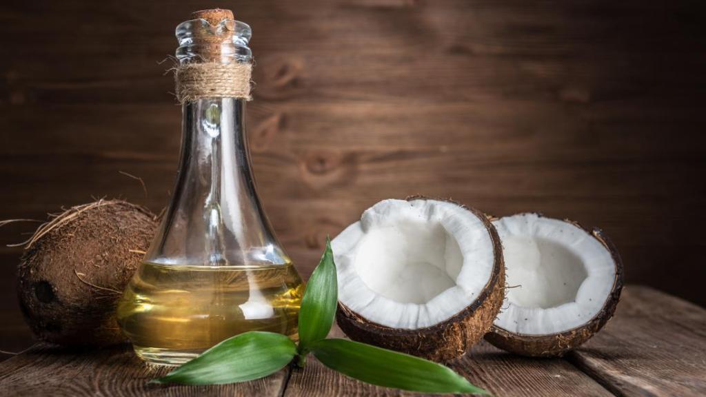 Una aceitera con aceite de coco.