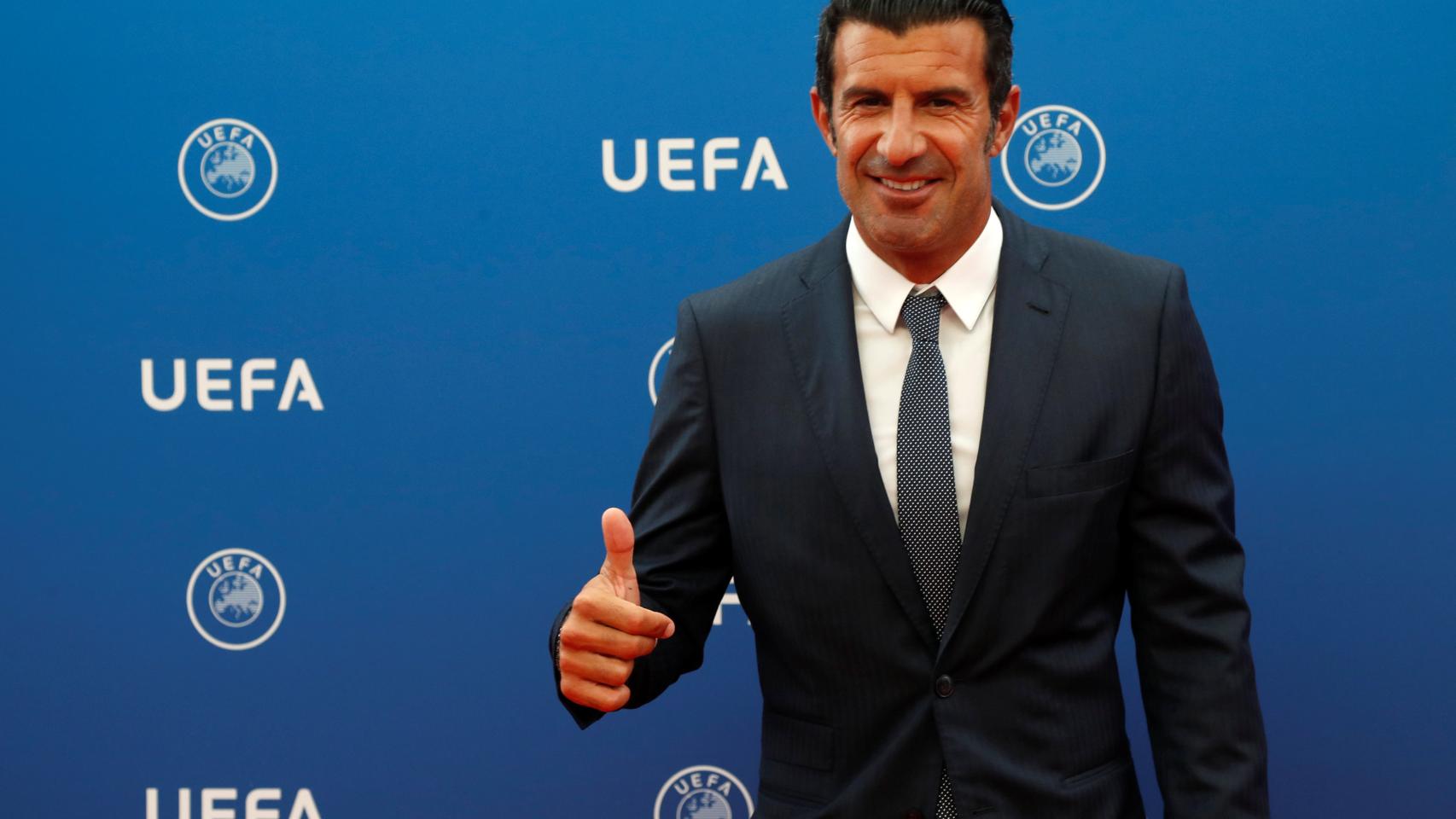 Luis Figo en la ceremonia de sorteo de la fase de grupos de la Champions League