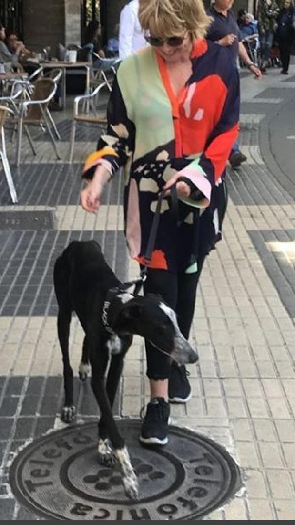 Mila con un galgo.