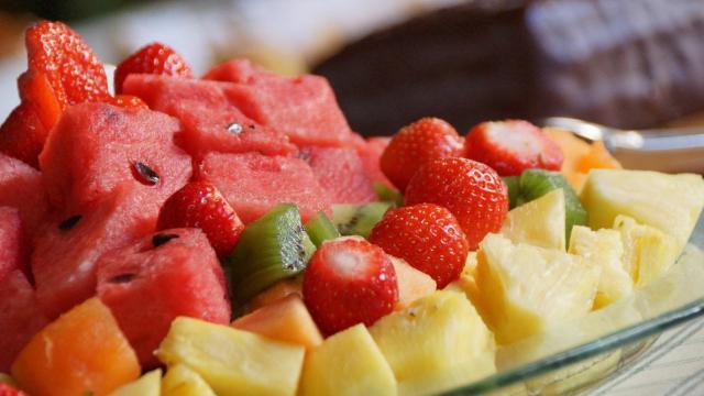 Un plato de fruta listo para ser devorado como si no hubiera un mañana.