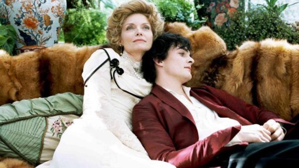 Michelle Pfeiffer y Rupert Friend en un momento de Chéri (Stephen Frears, 2009)