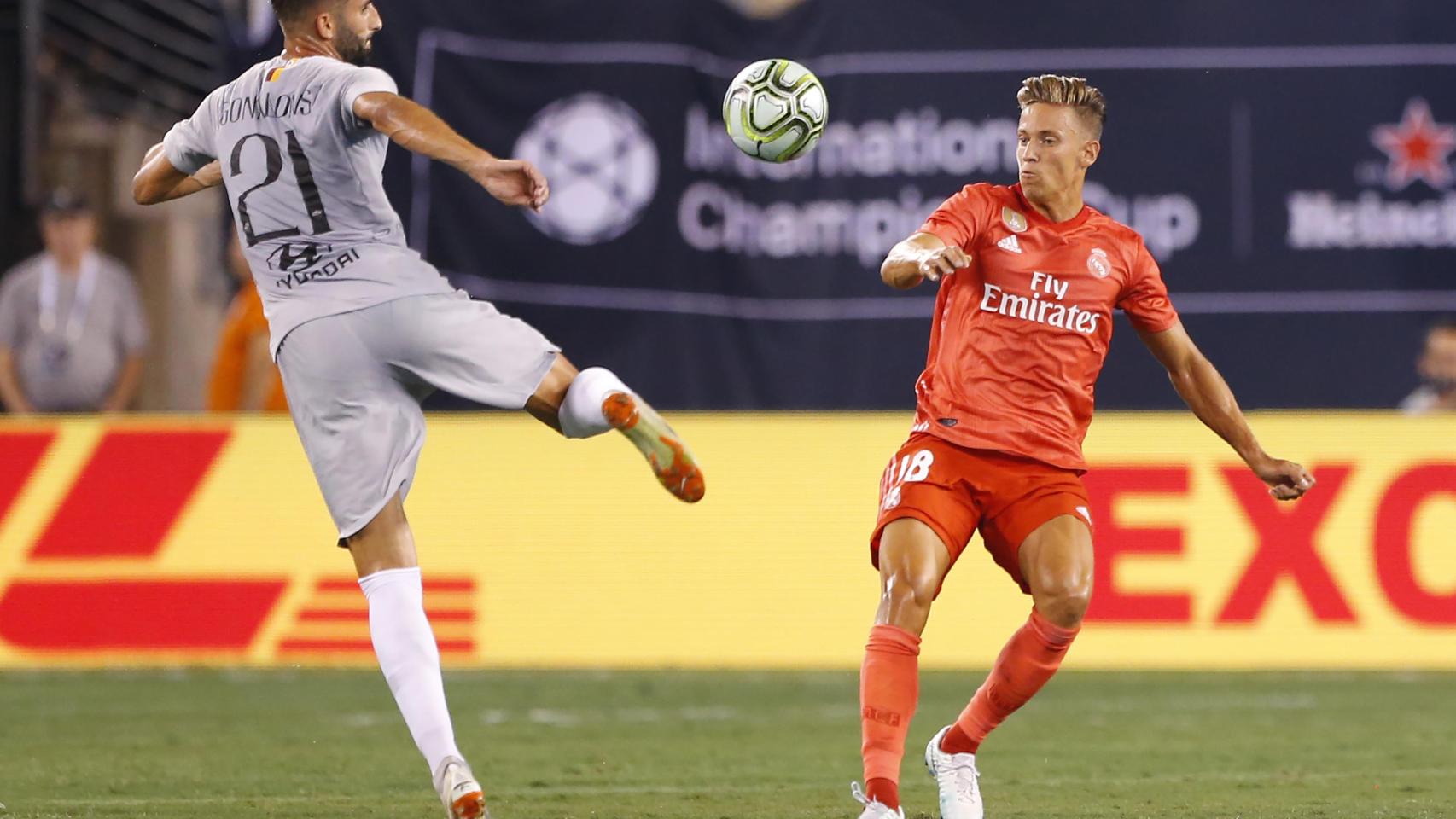 Marcos Llorente pelea un balón en un amistoso del Real Madrid