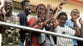 Los inmigrantes africanos esperan junto al centro de inmigrantes CETI, en Ceuta.