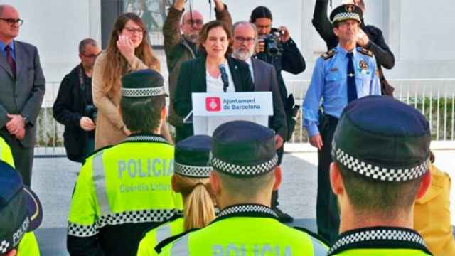 Ada Colau, alcaldesa de Barcelona, en un acto oficial con la Guardia Urbana.