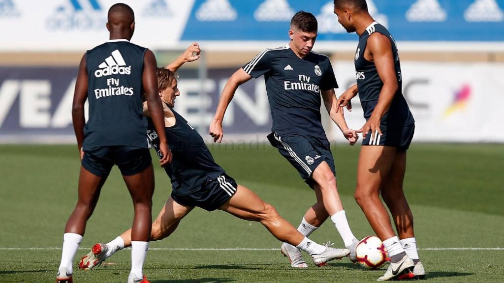 Modric intenta robar el balón ante a Fede Valverde ante la mirada de Vinicius y Casemiro