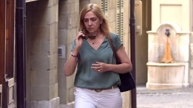 La infanta Cristina, solitaria, por las calles de Ginebra.