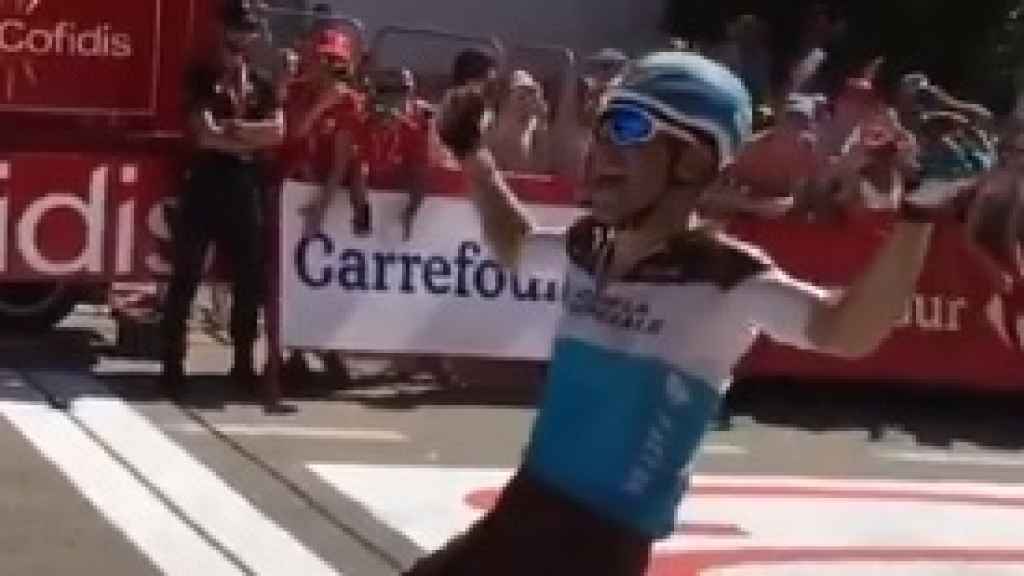 Tony Gallopin cruzando la meta de la séptima etapa de La Vuelta 2018. Foto: Twitter (@lavuelta)