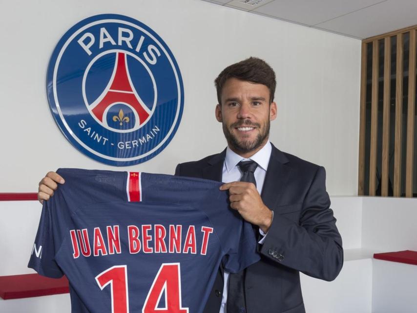 Juan Bernat posa con la camiseta del PSG. Foto: psg.fr