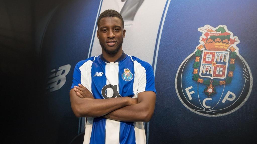 Riechedley Bazoer con al camiseta del Oporto. Foto: (@(twitter.com/FCPorto)