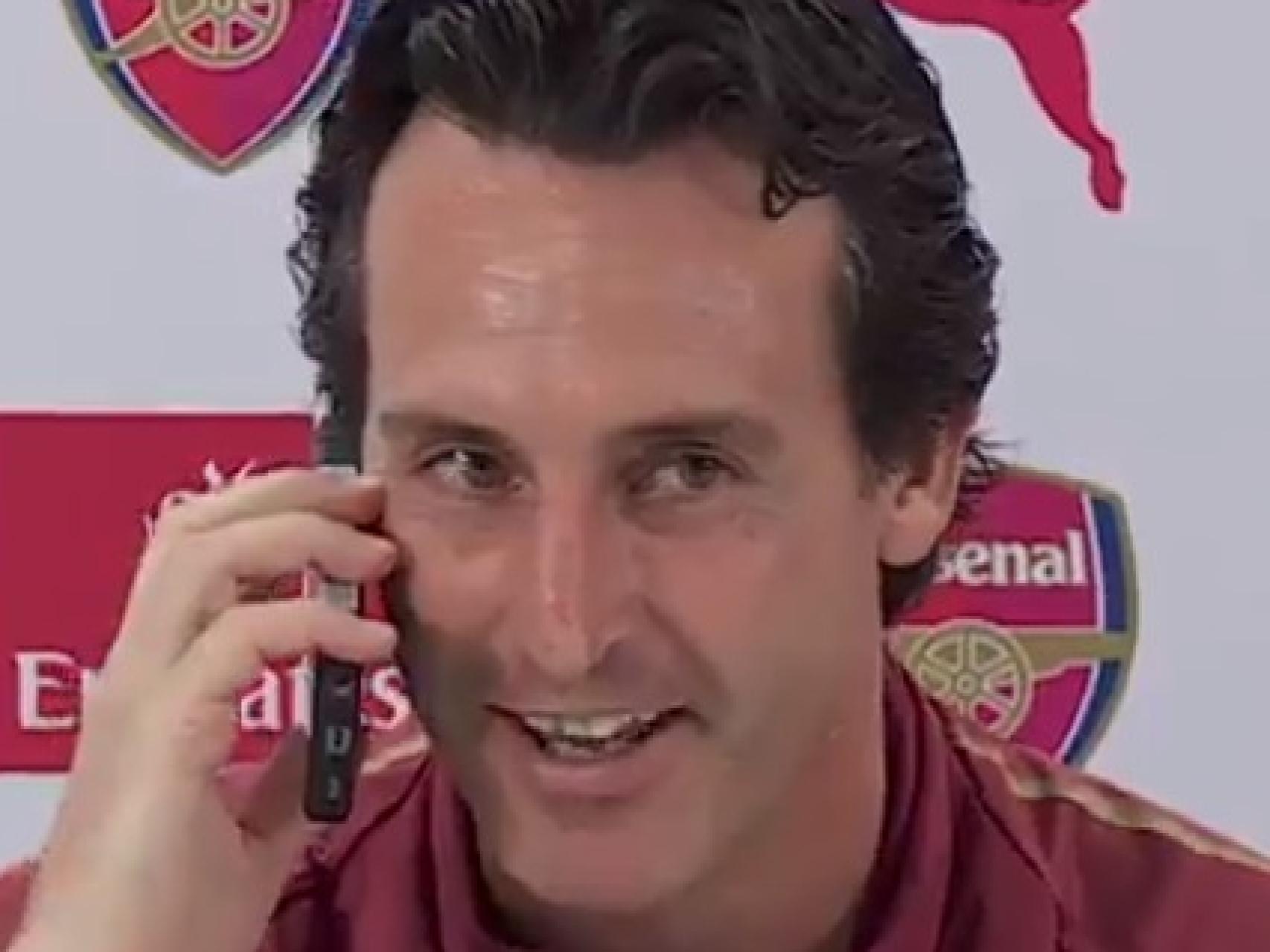 Unai Emery atiende una llamada en rueda de prensa