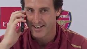 Unai Emery atiende una llamada en rueda de prensa