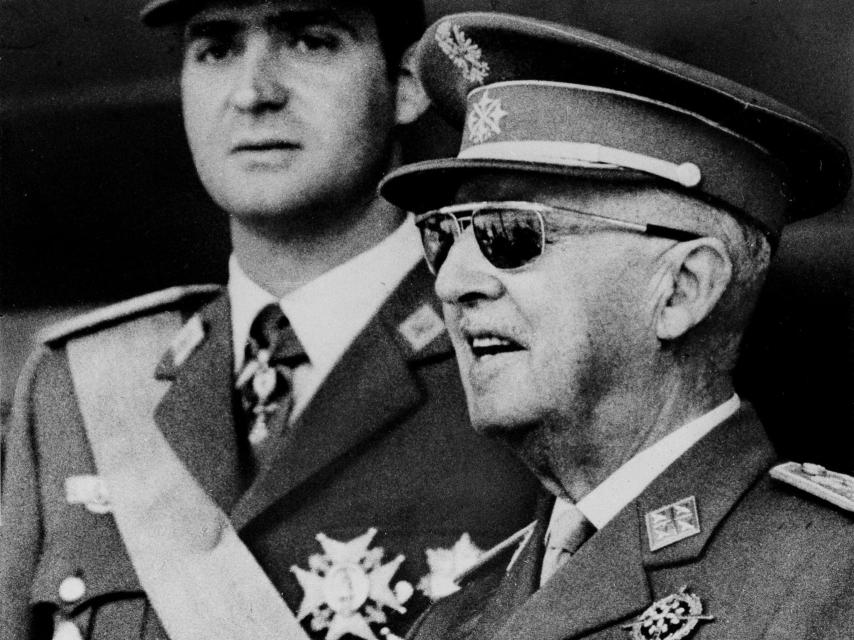 Juan Carlos I y Francisco Franco.