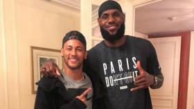 Lebron James posa junto a Neymar.