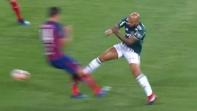 Momento en el que Felipe Melo le propina una dura patada a Víctor Cáceres