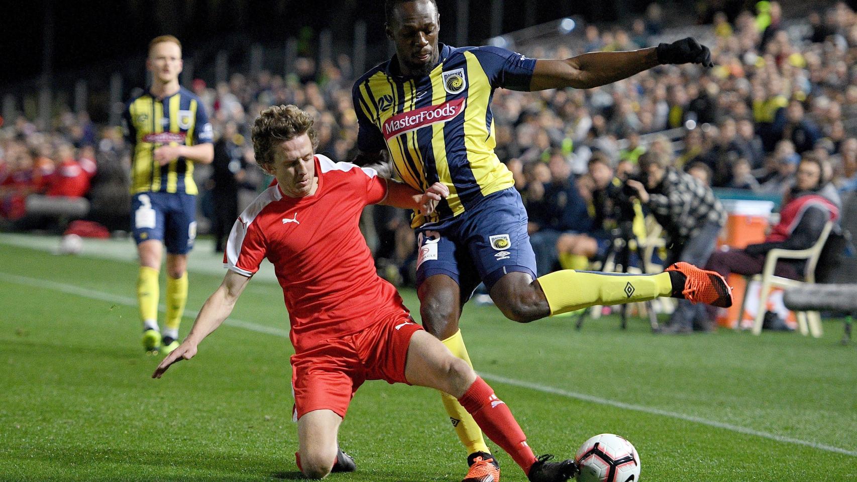 Usain Bolt en un partido con Central Coast Mariners.