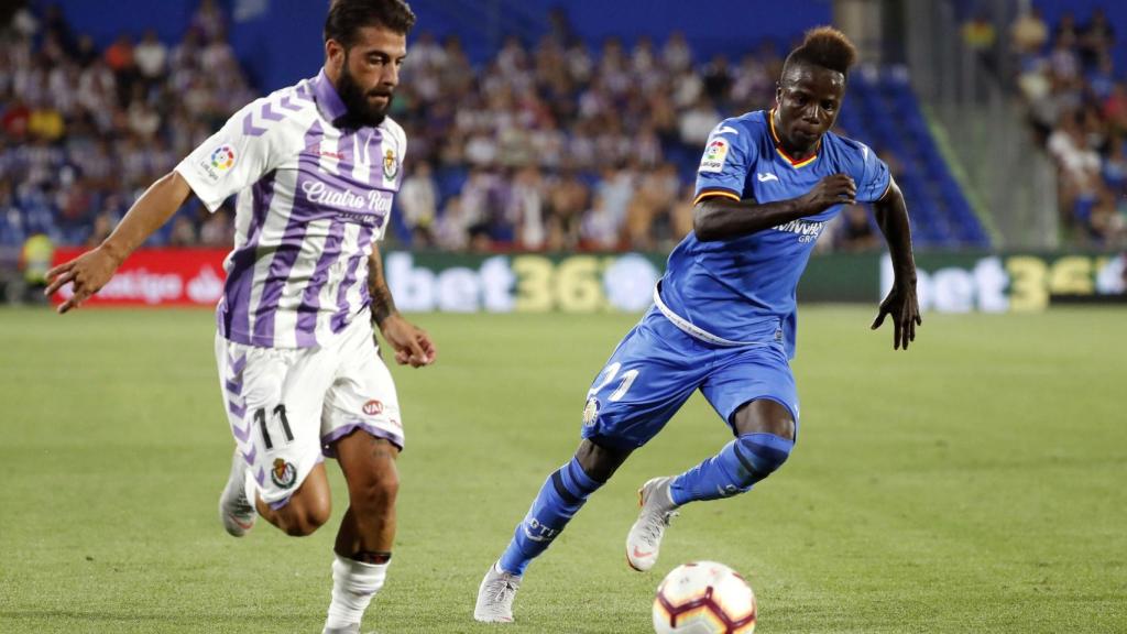 Verde y Amat disputan un balón en el Getafe - Real Valladolid