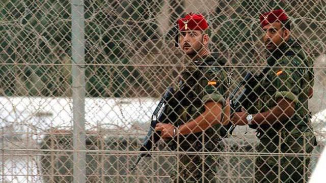 Militares patrullan la valla de Ceuta en una imagen de 2005.