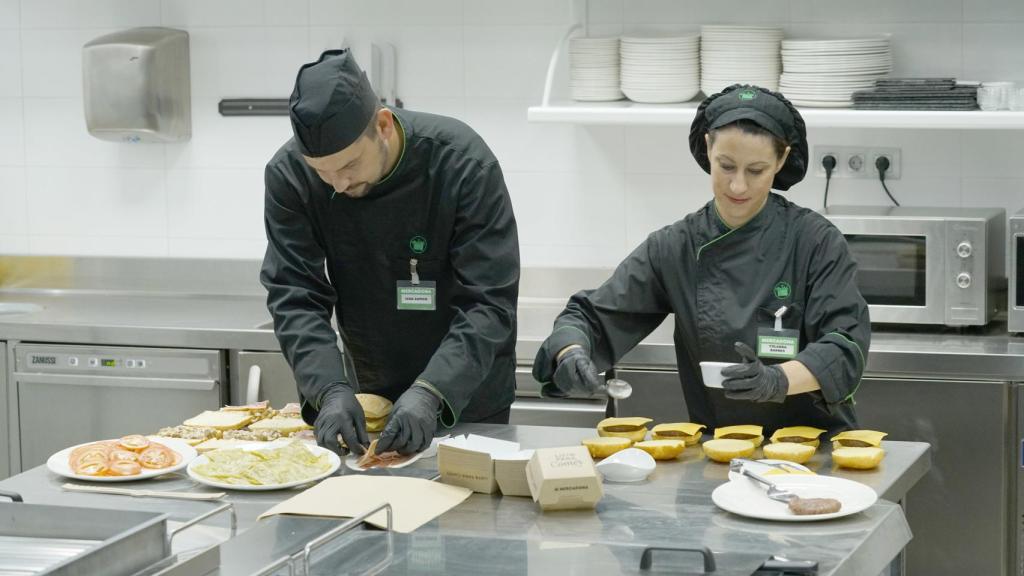 Elaboración de bocadillos y hamburguesas para el supermercado de Burjassot.