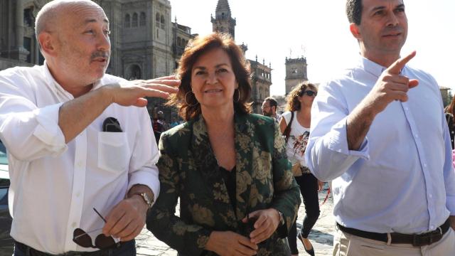 La vicepresidenta del Gobierno, Carmen Calvo (c), el secretario general del PSdeG, Gonzalo Caballero (d) y el delegado del Gobierno en Galicia, Abel Losada.