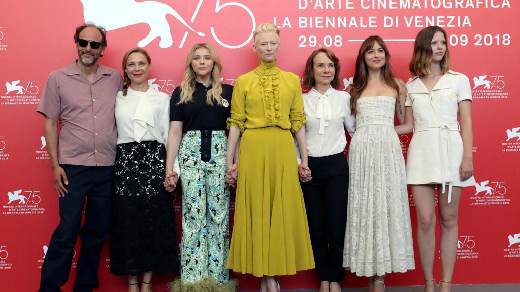 Luca Guadagnino, Tilda Swiinton y Dakota Johnson en Venecia.