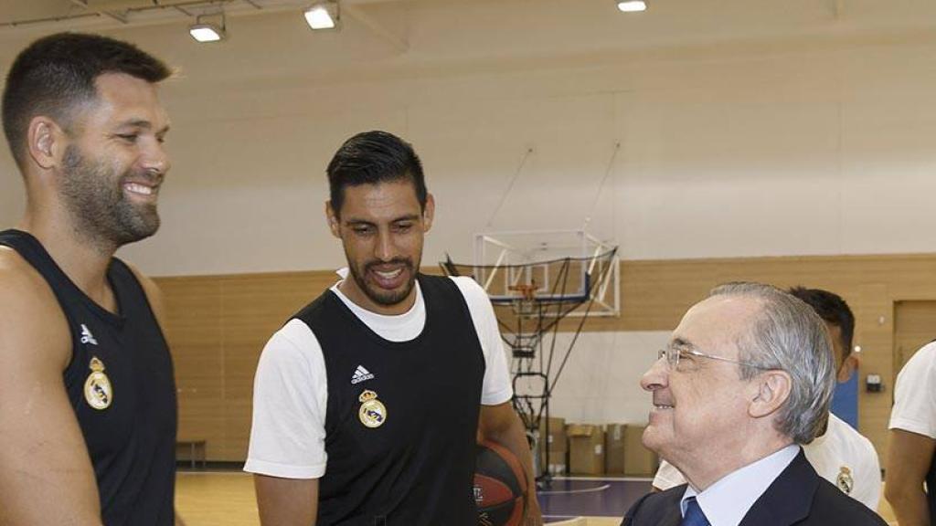 Florentino Pérez saluda a Felipe Reyes