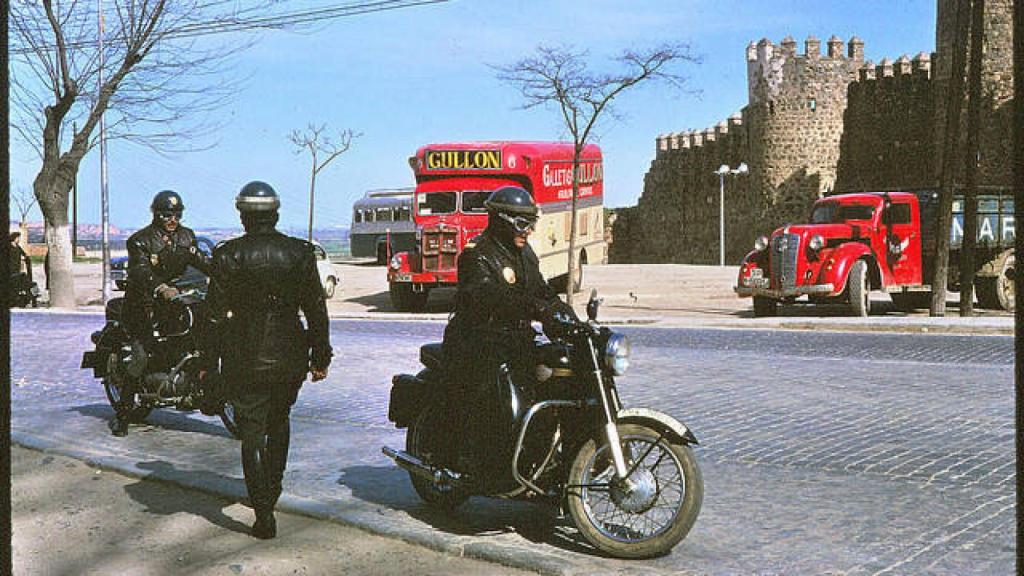 Guardias civiles y camión de Galletas Gullón en el Paseo de Merchán de Toledo