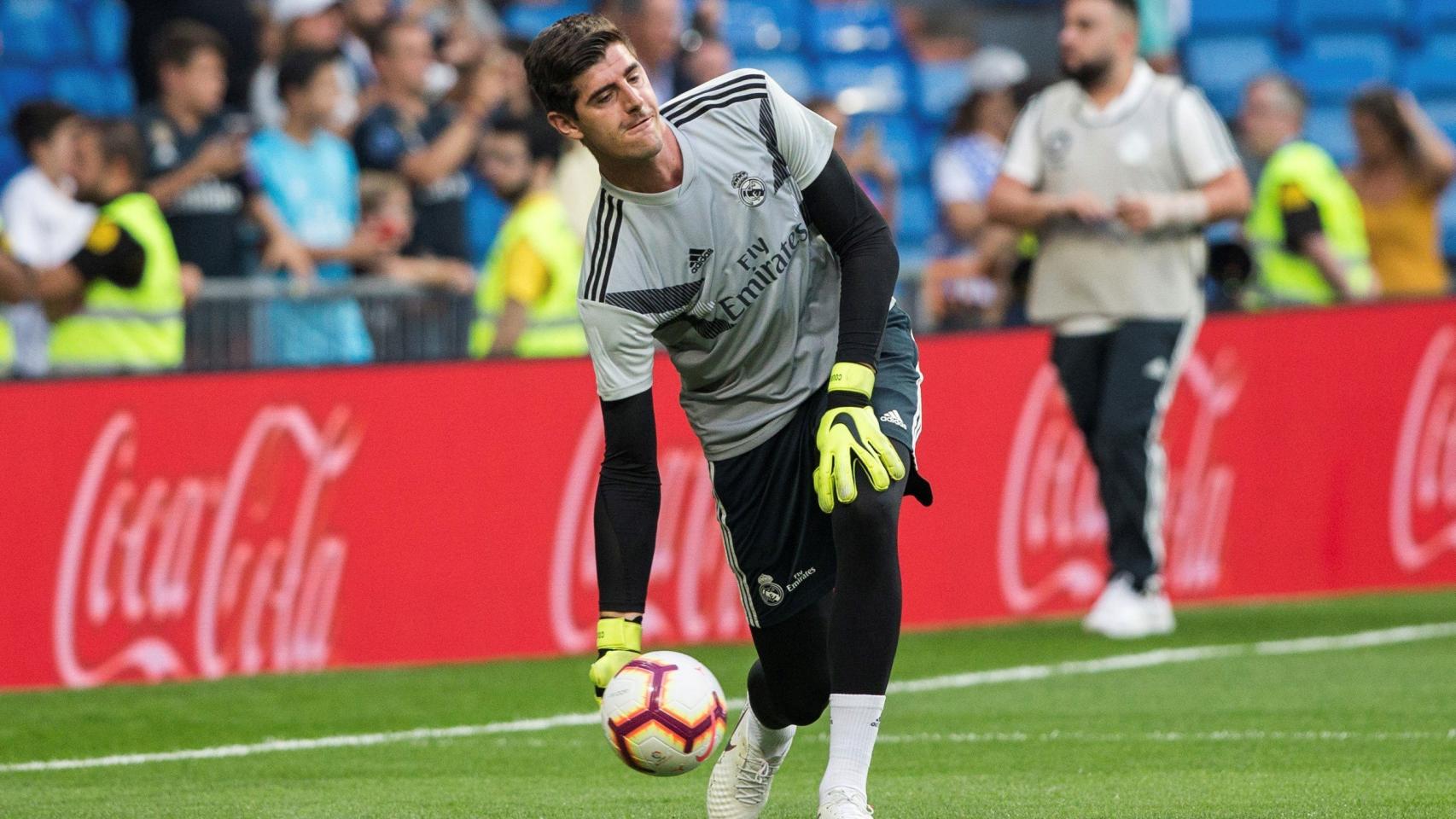 Courtois, calentando en el Santiago Bernabéu