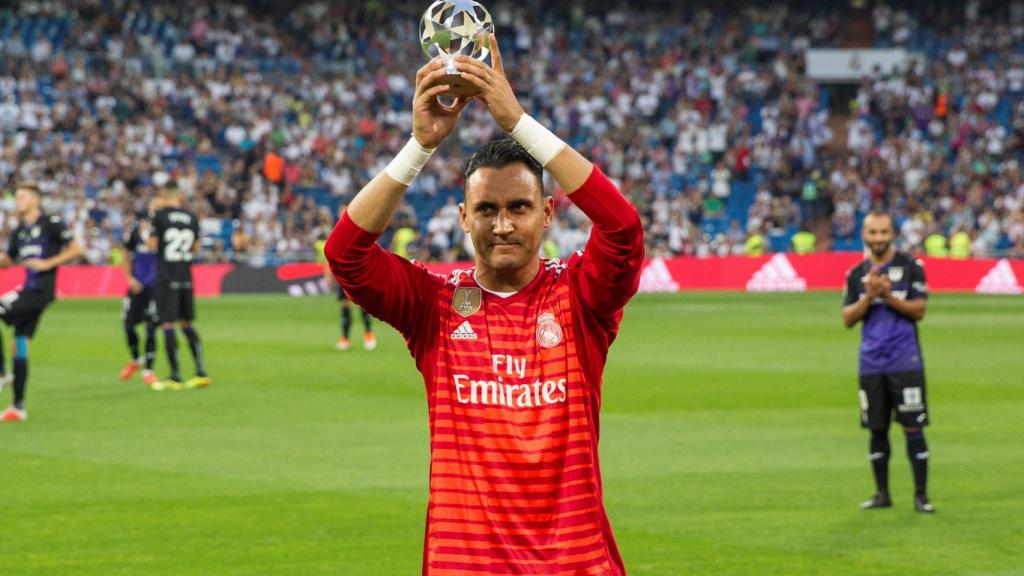 Keylor Navas ofrece al Santiago Bernabéu su premio UEFA