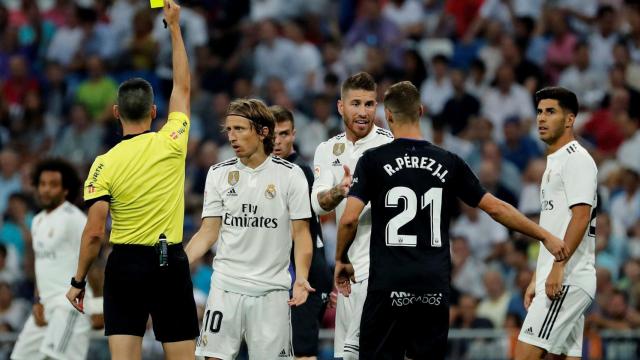 Jaime Latre sacando una tarjeta amarilla en el Real Madrid - Leganés