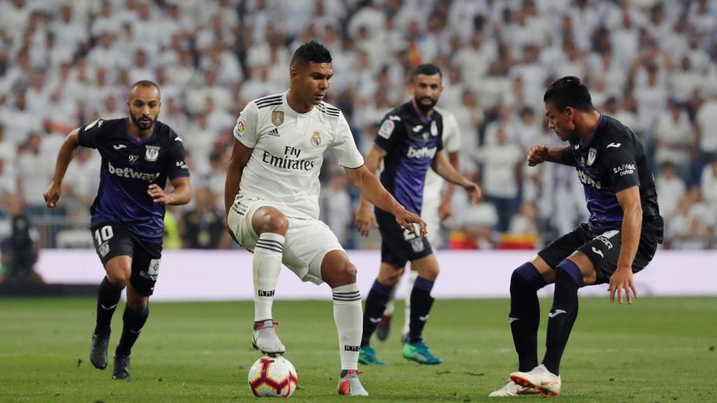 Casemiro rodeado de varios jugadores del Leganés