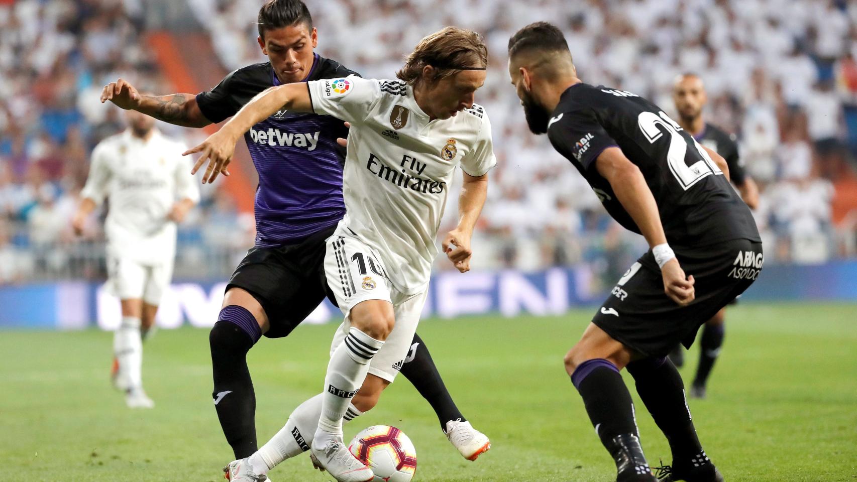 Luka Modric, rodeado por dos jugadores del Leganés