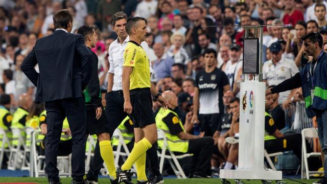 Jaime Latre consulta el VAR