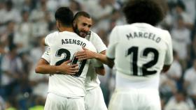 Benzema y Asensio celebran un gol de Real Madrid al Leganés