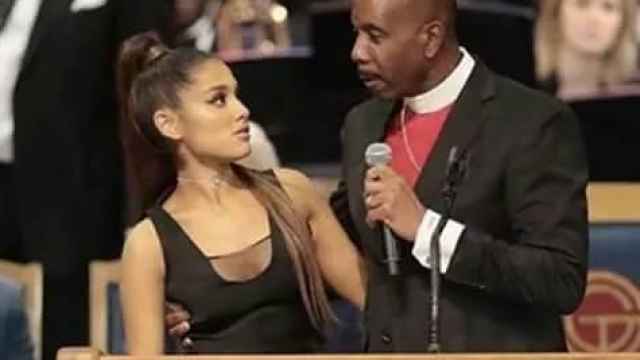Un reverendo mete mano a Ariana Grande durante el funeral de Aretha Franklin