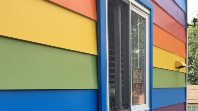 La casa de la pareja, con la bandera del arco iris.