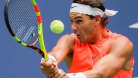 Nadal, golpeando un revés en los octavos del Abierto de los Estados Unidos.