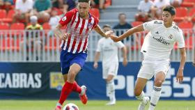 Jaume defiende a un jugador rojiblanco. Foto: Twitter (@atletiacademia)