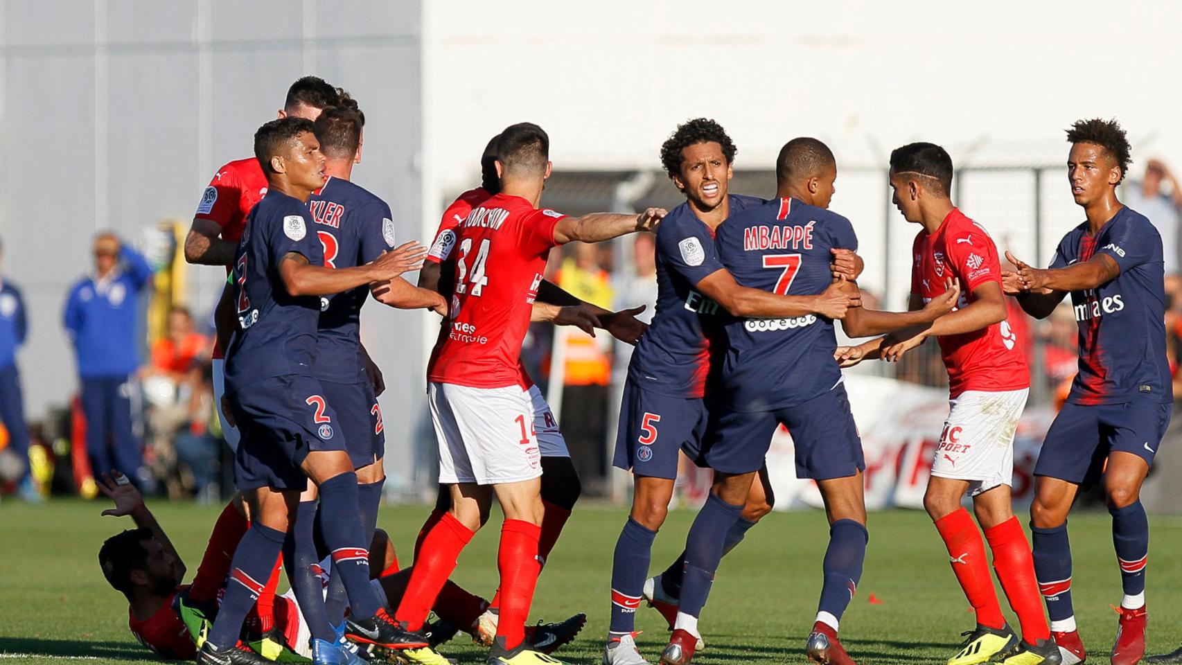 Mbappé pierde los papeles y le expulsan por agresión en el Nimes - PSG