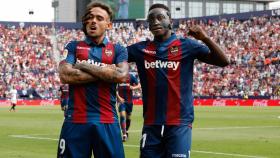 Roger y Boateng celebran un gol con el Levante