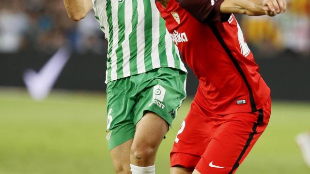 Canales pelea un balón con Franco Vázquez