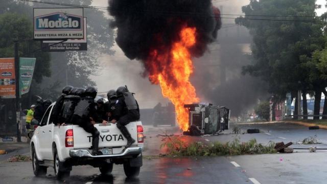 Coche de policía en llamas en la protesta de Managua este domingo.