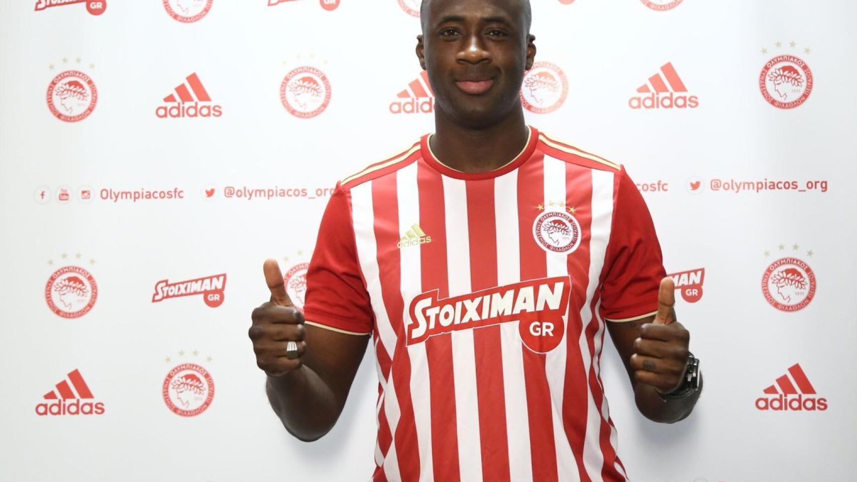 Yaya Touré, en su presentación con el Olympiacos. Foto: Twitter (@olympiacos_org)