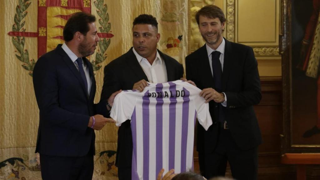 Ronaldo Nazario posando con la camiseta del Valladolid. Foto: Twitter. (@realvalladolid)