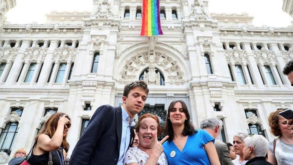 Íñigo Errejón junto a Rita Maestre en el desfile del Orgullo frente al Ayuntamiento de Madrid.
