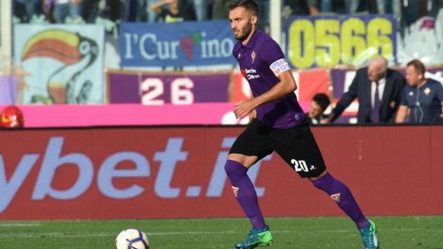 Pezzella durante un partido con la Fiorentina.