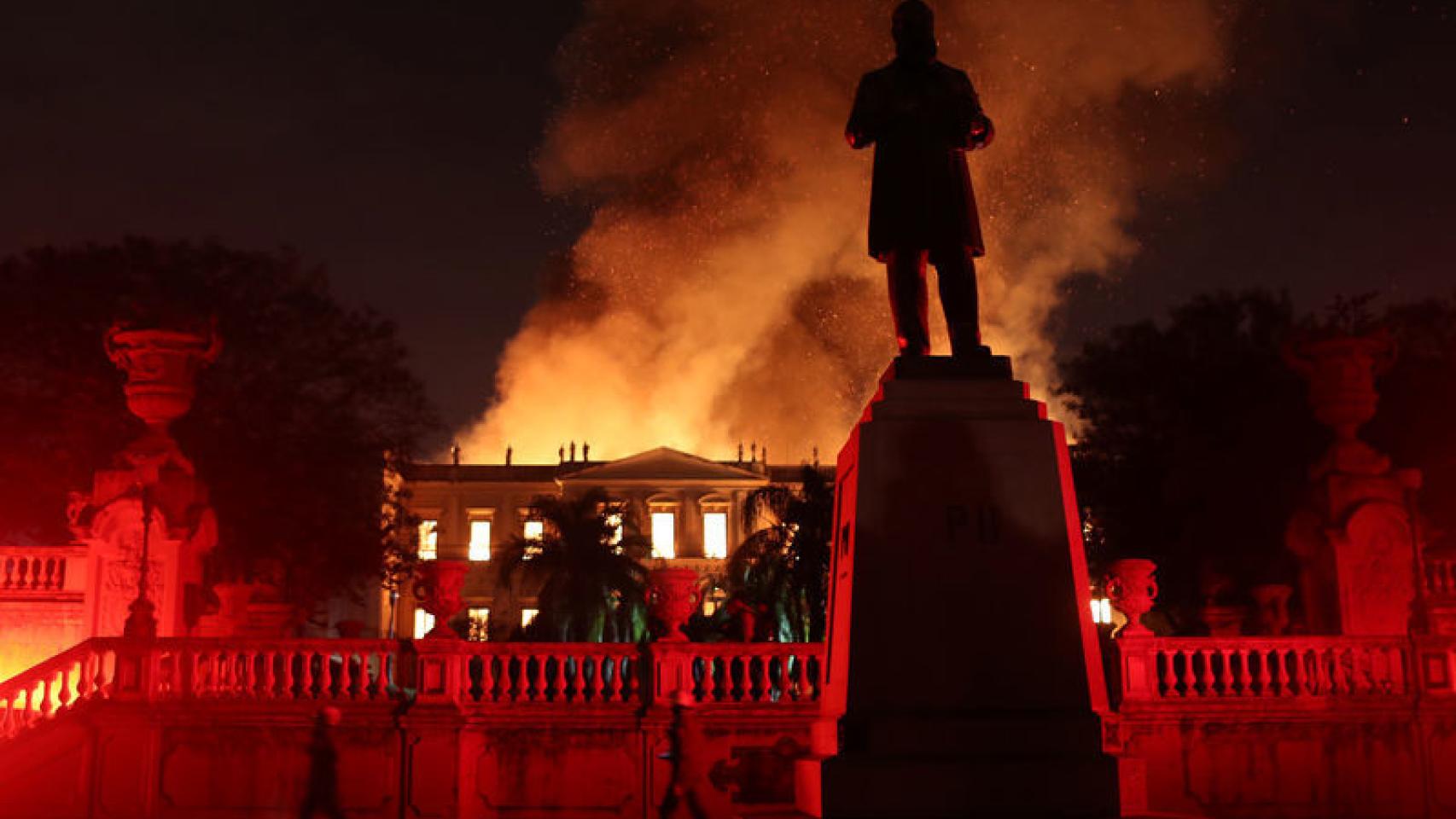 Bomberos intentan extinguir un incendio en el Museo Nacional de Brasil en Río de Janeiro, Brasil.
