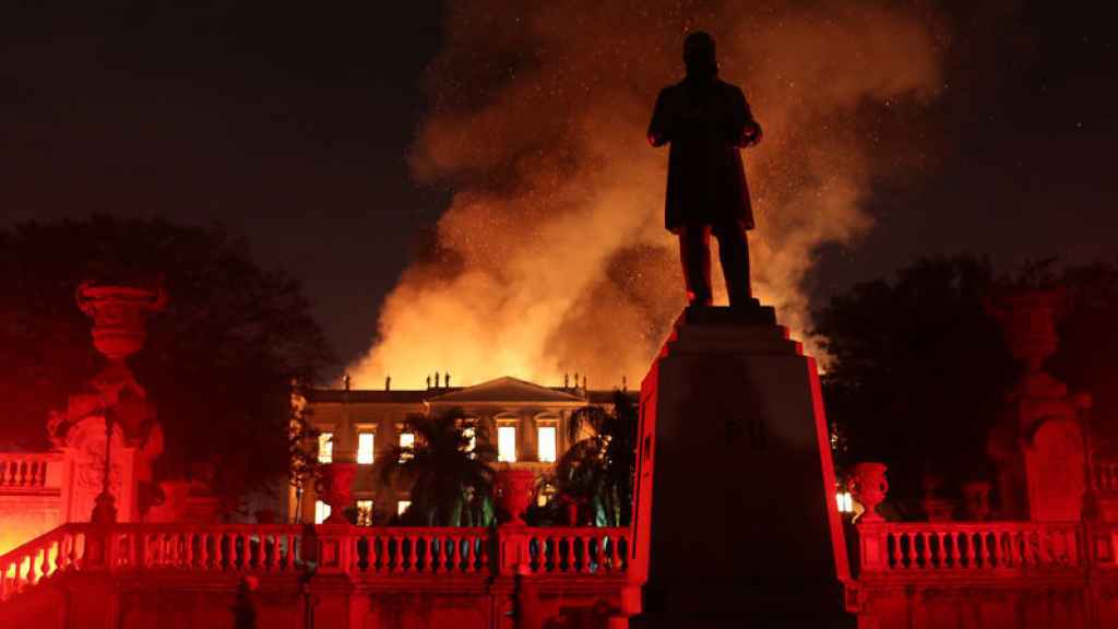Bomberos intentan extinguir un incendio en el Museo Nacional de Brasil en Río de Janeiro, Brasil.