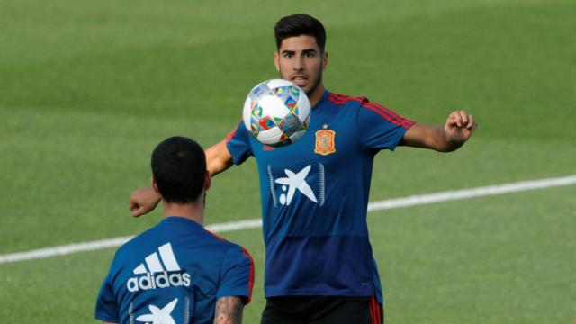 Marco Asensio se hace una foto con una seguidora